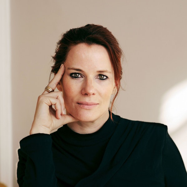 Eine Frau lächelt in die Kamera.