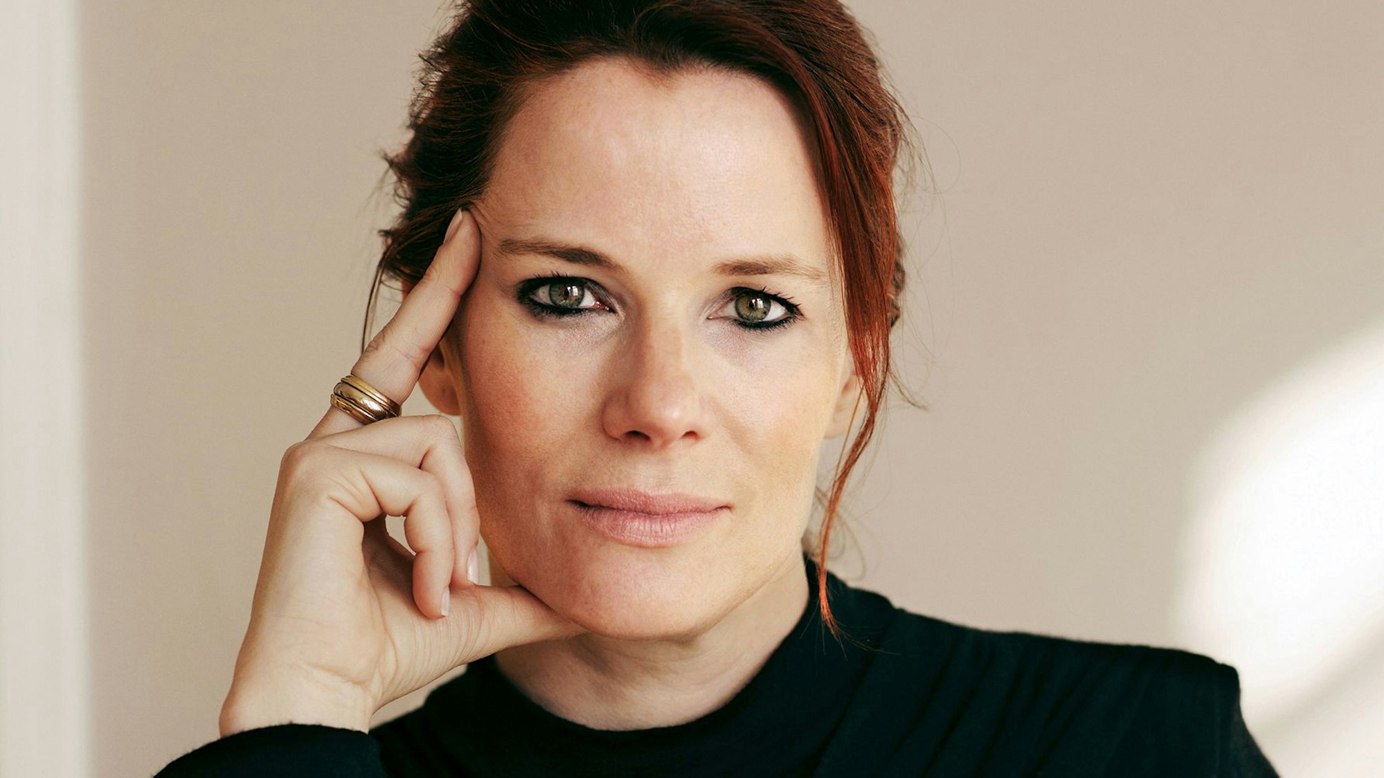 Eine Frau lächelt in die Kamera.