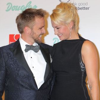 Sarah Connor und Florian Fischer schauen sich innig an.