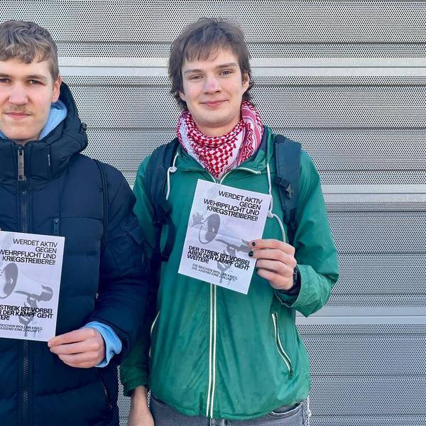 Die jungen Männer Emilian und Richard haben die Aktion „Schulstreik gegen die Wehrpflicht“ in Leverkusen organisiert.