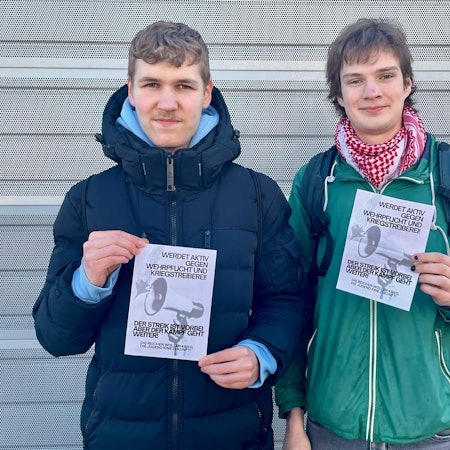 Die jungen Männer Emilian und Richard haben die Aktion „Schulstreik gegen die Wehrpflicht“ in Leverkusen organisiert.