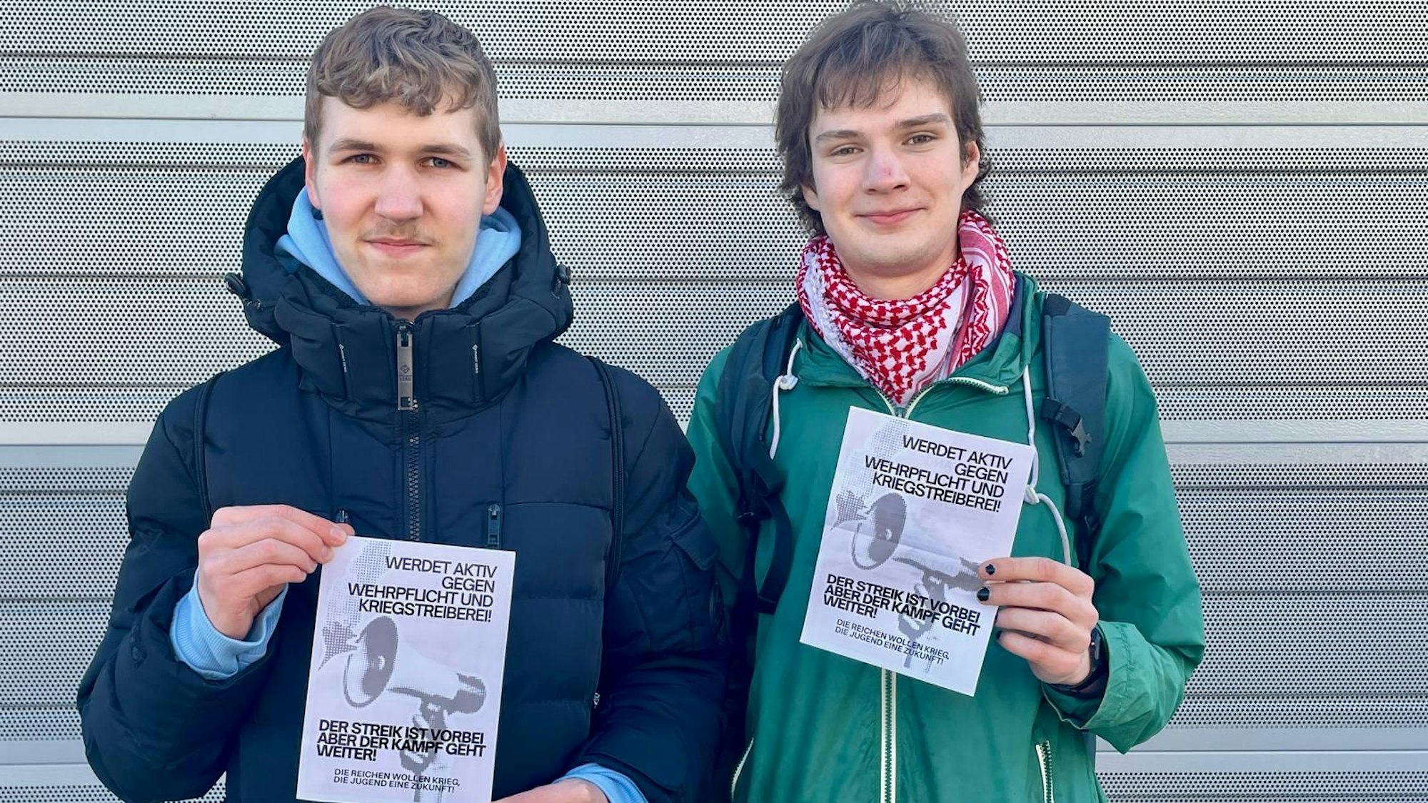Die jungen Männer Emilian und Richard haben die Aktion „Schulstreik gegen die Wehrpflicht“ in Leverkusen organisiert.