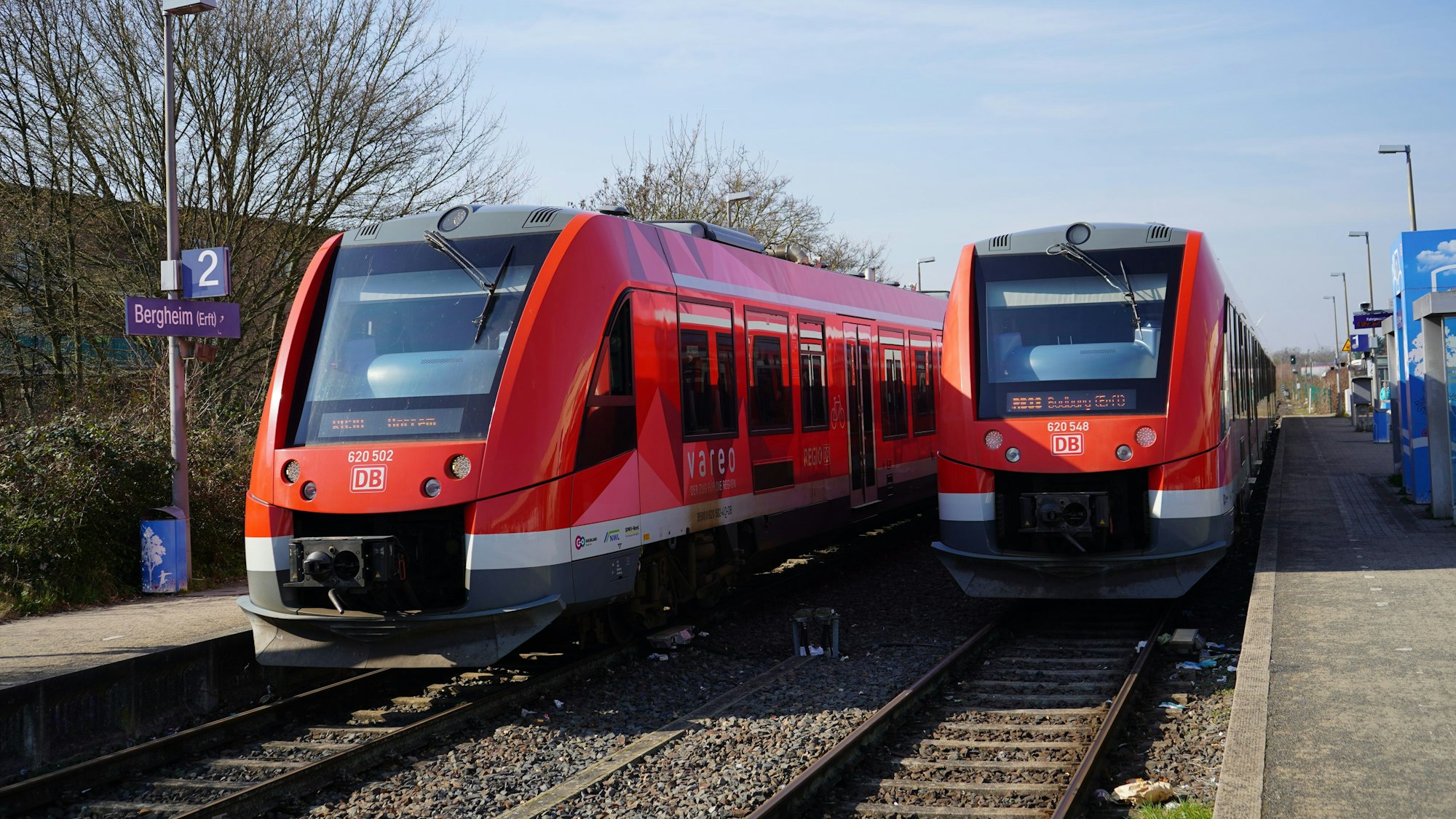 Das Bild zeigt zwei Züge am Bahnhof in Bergheim.