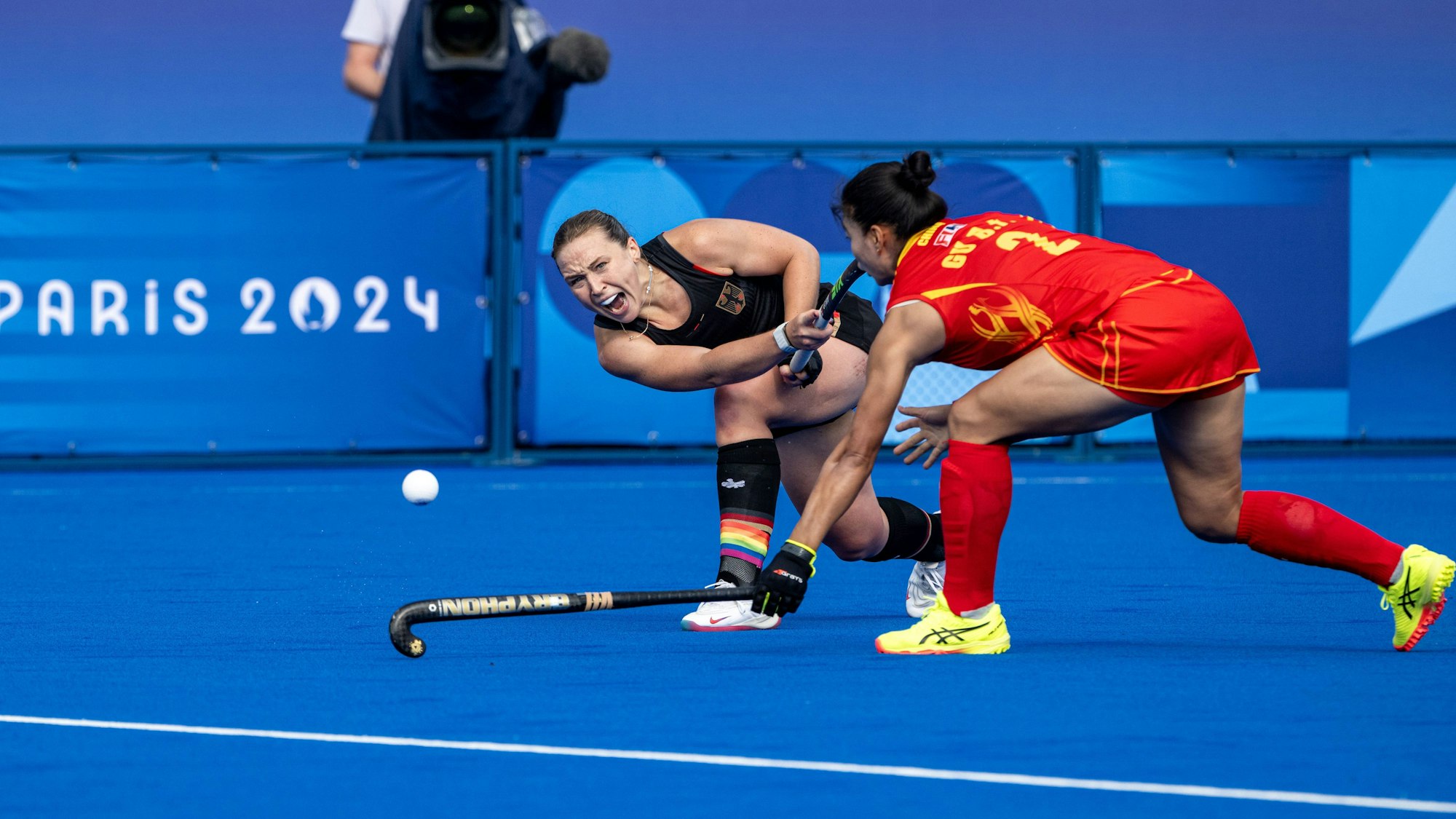 Nike Rühr im Spiel gegen China bei den Olympischen Spielen in Paris, kurz nach einem Schlag.