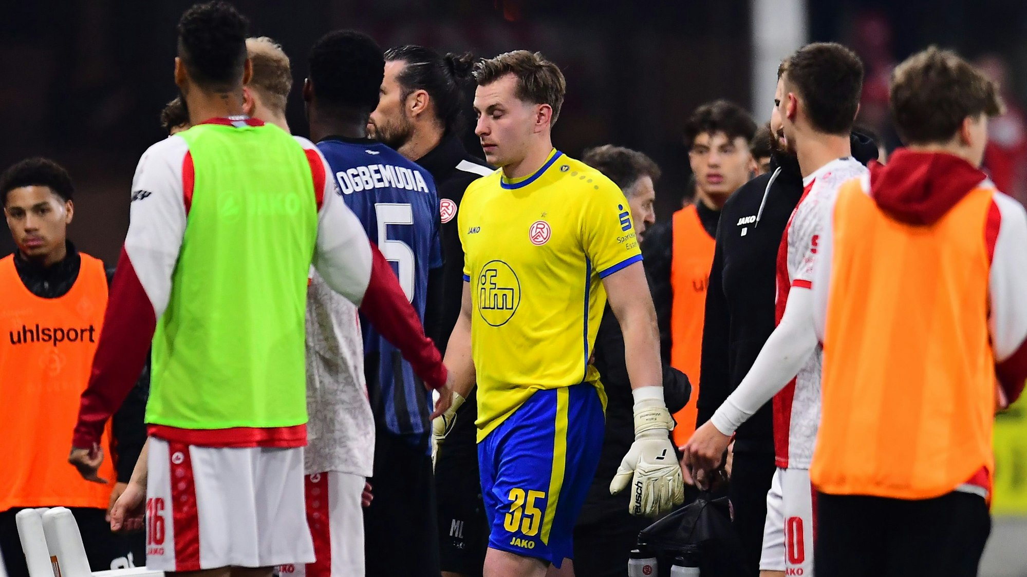 Essens Torwart Felix Wienand ist beim Spiel gegen Waldhof Mannheim von einem Böller verletzt worden. (Archivbild)