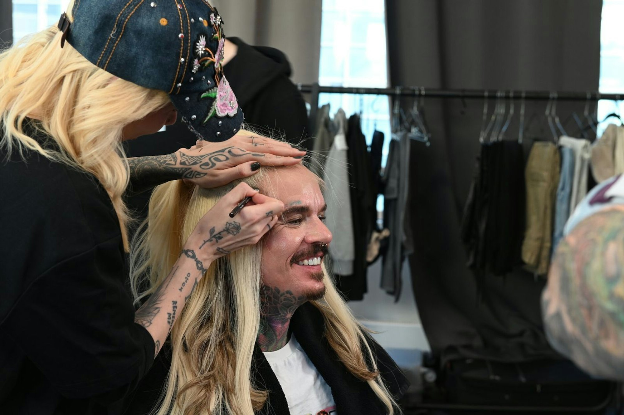 Das erste Umstyling der Staffel: Jill bekommt mehr Haar. (Bild: ProSieben/Daniel Graf)