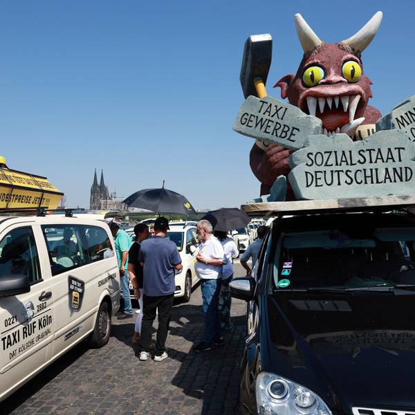 02.07.2025, Köln: Protestaktion des Deutschen Taxigewerbe gegen digitale Plattformanbieter, wie Uber und Bolt an der Deuter Werft.
Foto: Michael Bause