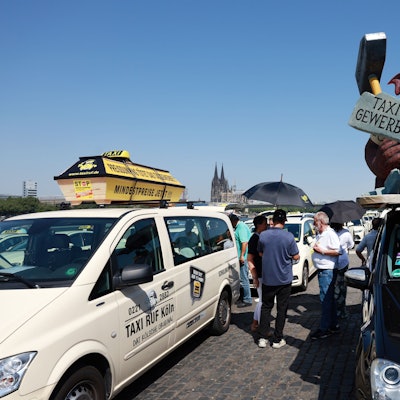 02.07.2025, Köln: Protestaktion des Deutschen Taxigewerbe gegen digitale Plattformanbieter, wie Uber und Bolt an der Deuter Werft.
Foto: Michael Bause