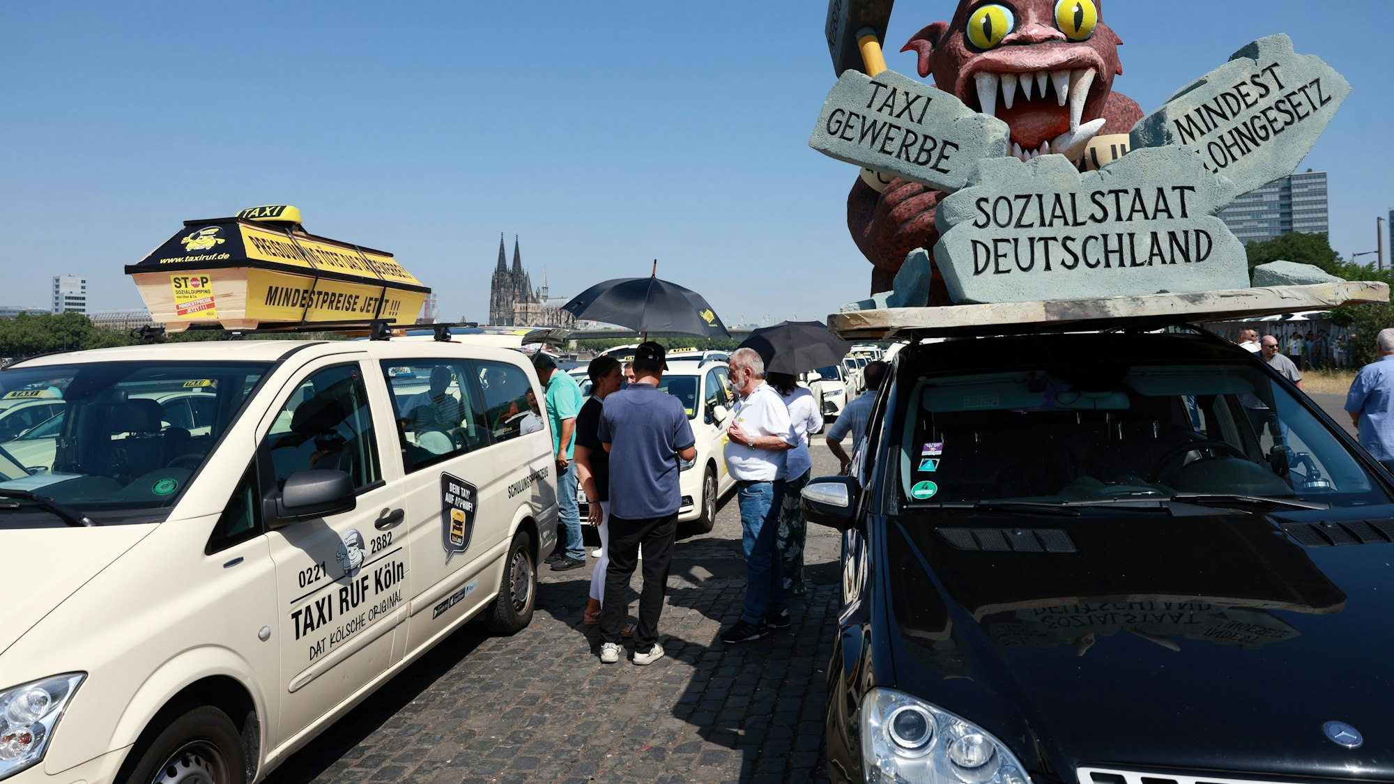 02.07.2025, Köln: Protestaktion des Deutschen Taxigewerbe gegen digitale Plattformanbieter, wie Uber und Bolt an der Deuter Werft.
Foto: Michael Bause