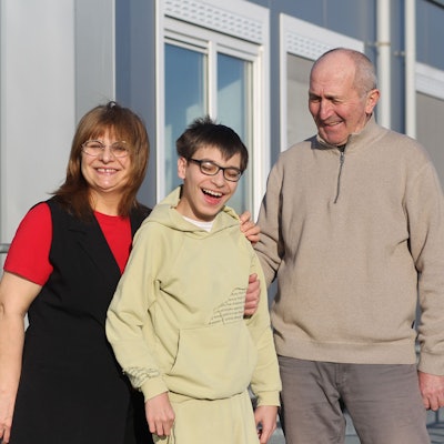 In Lohmar-Birk in der Flüchtlingsunterkunft Auf der Löh 8a wohnt die Familie Sharia.
Der Familie aus Georgien mit einem behinderten Kind droht die Abschiebung, Nani Ninua und Merab Sharia mit ihrem Sohn Bagrat, der nun doch bleiben darf.