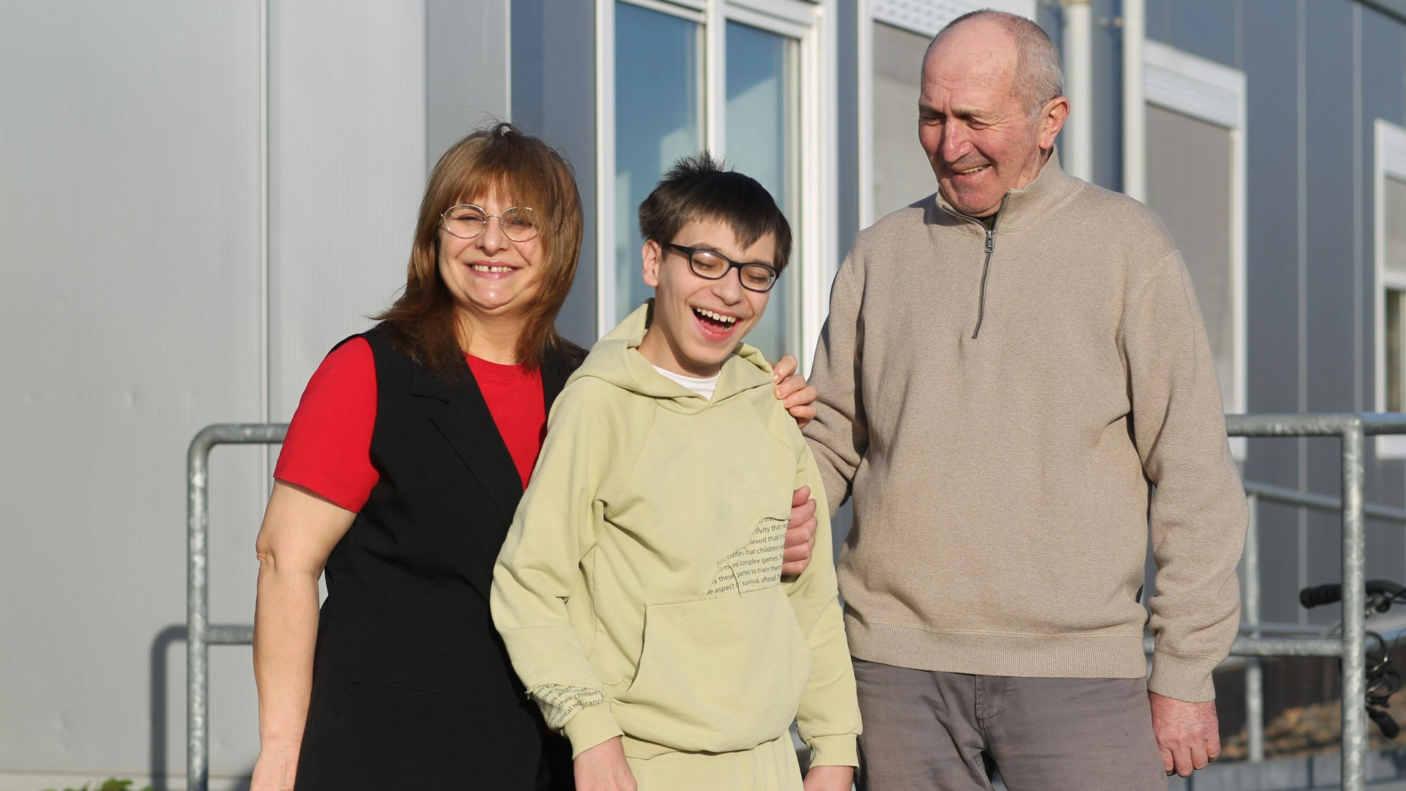 In Lohmar-Birk in der Flüchtlingsunterkunft Auf der Löh 8a wohnt die Familie Sharia.
Der Familie aus Georgien mit einem behinderten Kind droht die Abschiebung, Nani Ninua und Merab Sharia mit ihrem Sohn Bagrat, der nun doch bleiben darf.