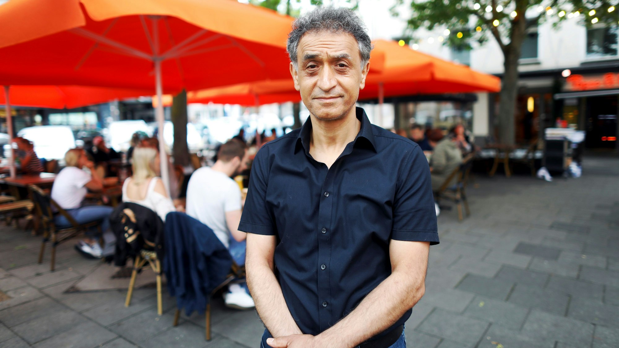 Der Inhaber des Tapeo & Co. vor seinem Restaurant auf dem Platz an der Lindenstraße. (Archivbild)