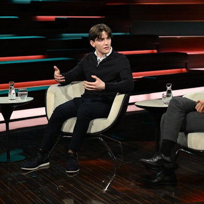 Gymnasiast Marius Lange äußerte sich hoffnungsvoll zum Thema Wehrdienst, während Podcaster Ole Nymoen deutlich machte, warum er für Deutschland nie in den Krieg ziehen würde. (Bild: ZDF/ Cornelia Lehmann)