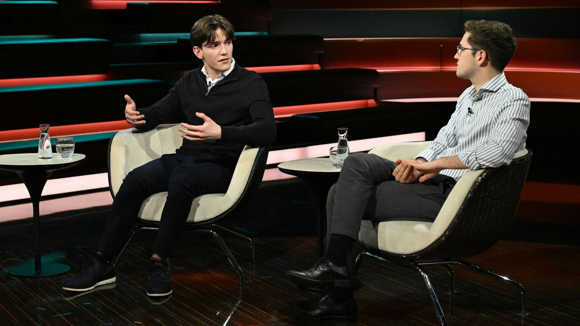 Gymnasiast Marius Lange äußerte sich hoffnungsvoll zum Thema Wehrdienst, während Podcaster Ole Nymoen deutlich machte, warum er für Deutschland nie in den Krieg ziehen würde. (Bild: ZDF/ Cornelia Lehmann)