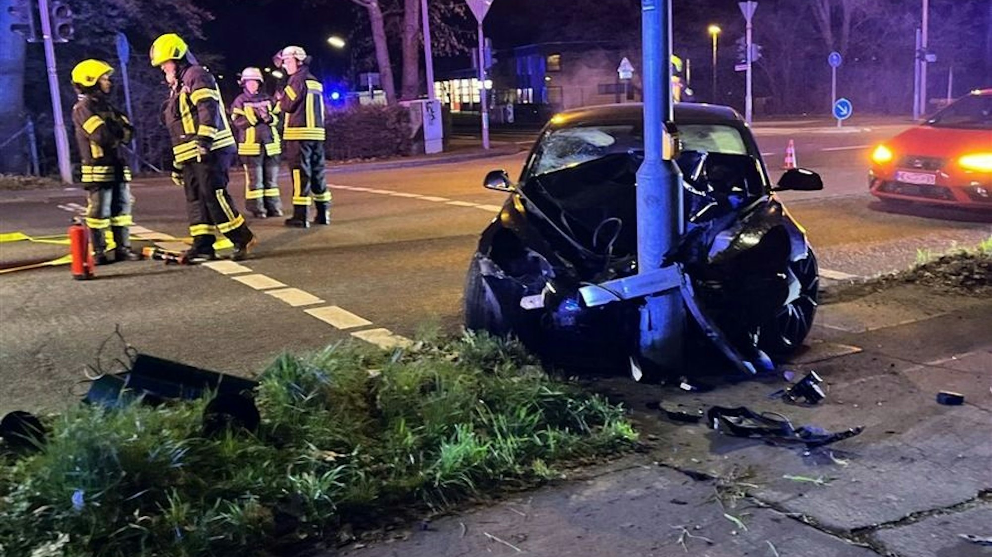 Der bei dem Unfall in Leichlingen beschädigte Tesla.