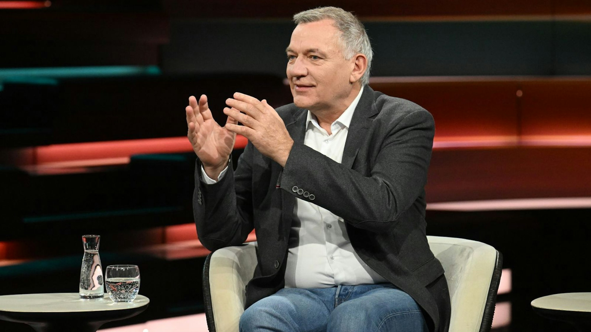 Linken-Chef Jan van Aken äußerte bei „Markus Lanz“ den Vorwurf: „Diejenigen, die für einen Afghanistan-Einsatz gestimmt haben, wollten das nie hören, dass da auch Menschen sterben.“ (Bild: ZDF / Markus Hertrich)