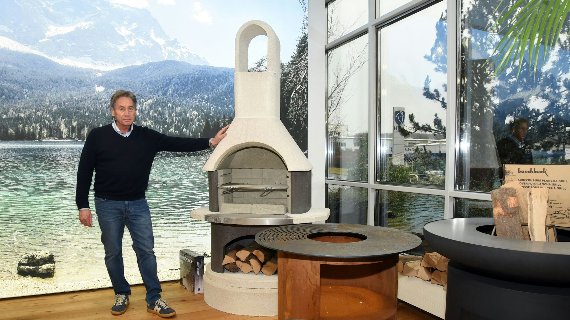 Seniorchef Klaus Buschbeck erklärt im Showroom der Firma einen Gartenkamin. Dieses Produkt aus Waldbröl ist nicht nur in ungezählten deutschen Gärten zu finden, sondern auch in europäischen.