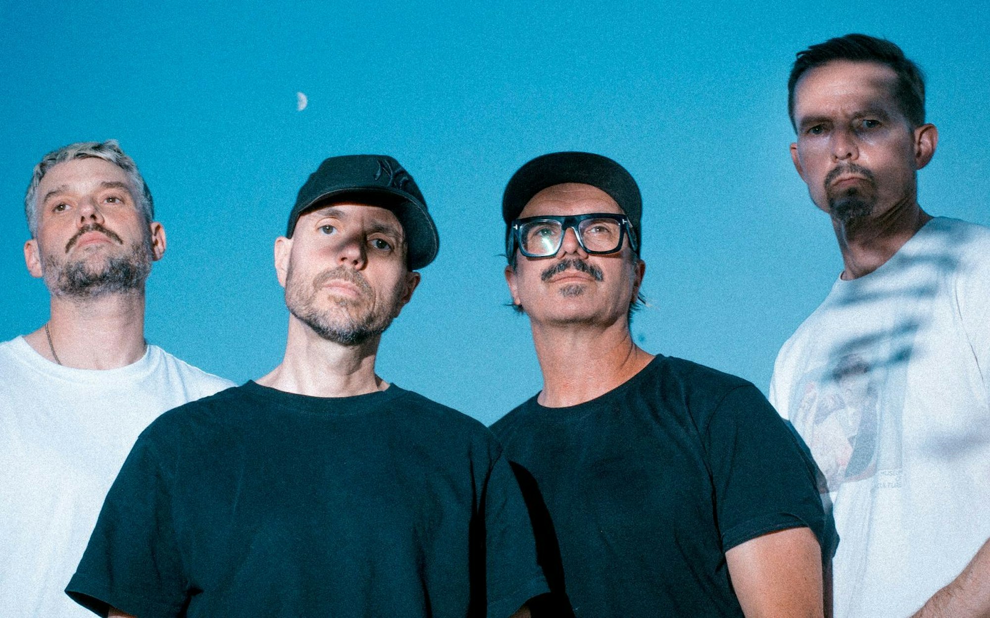 Frontmann Henning Wehland (zweiter von rechts) und seine Bandkollegen von H-Blockx kehren auf ihrem neuen Album zu ihren musikalischen Wurzeln zurück. (Bild: Danny Kötter/Thezitterman)