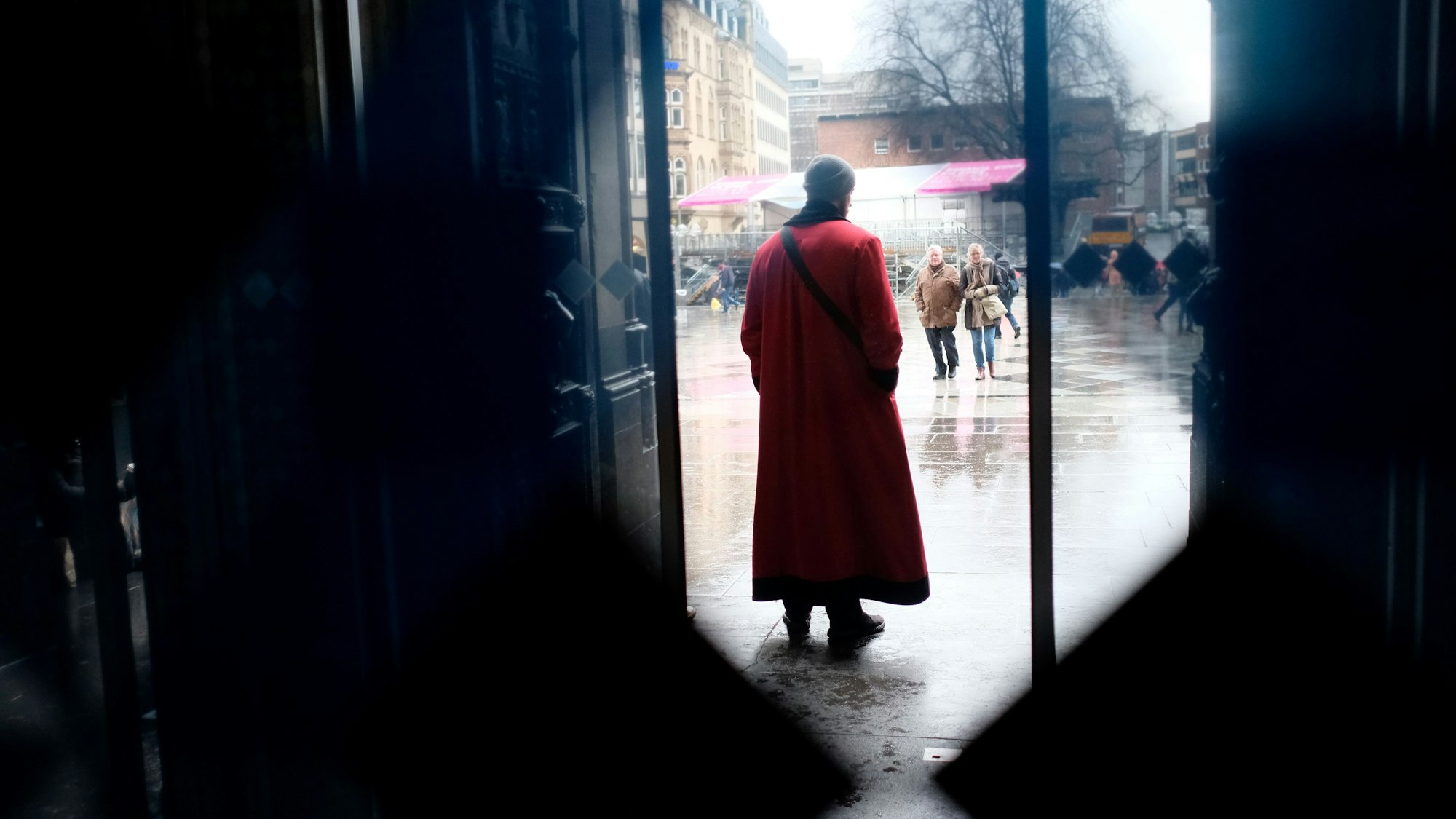 2017-03-01 Gwepäckkontrollen vor dem Dom; Domschweizer
201702
Copyright: Max Grönert