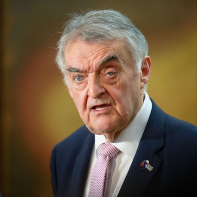 Herbert Reul (CDU), Innenminister von Nordrhein-Westfalen, steht vor der Presse.