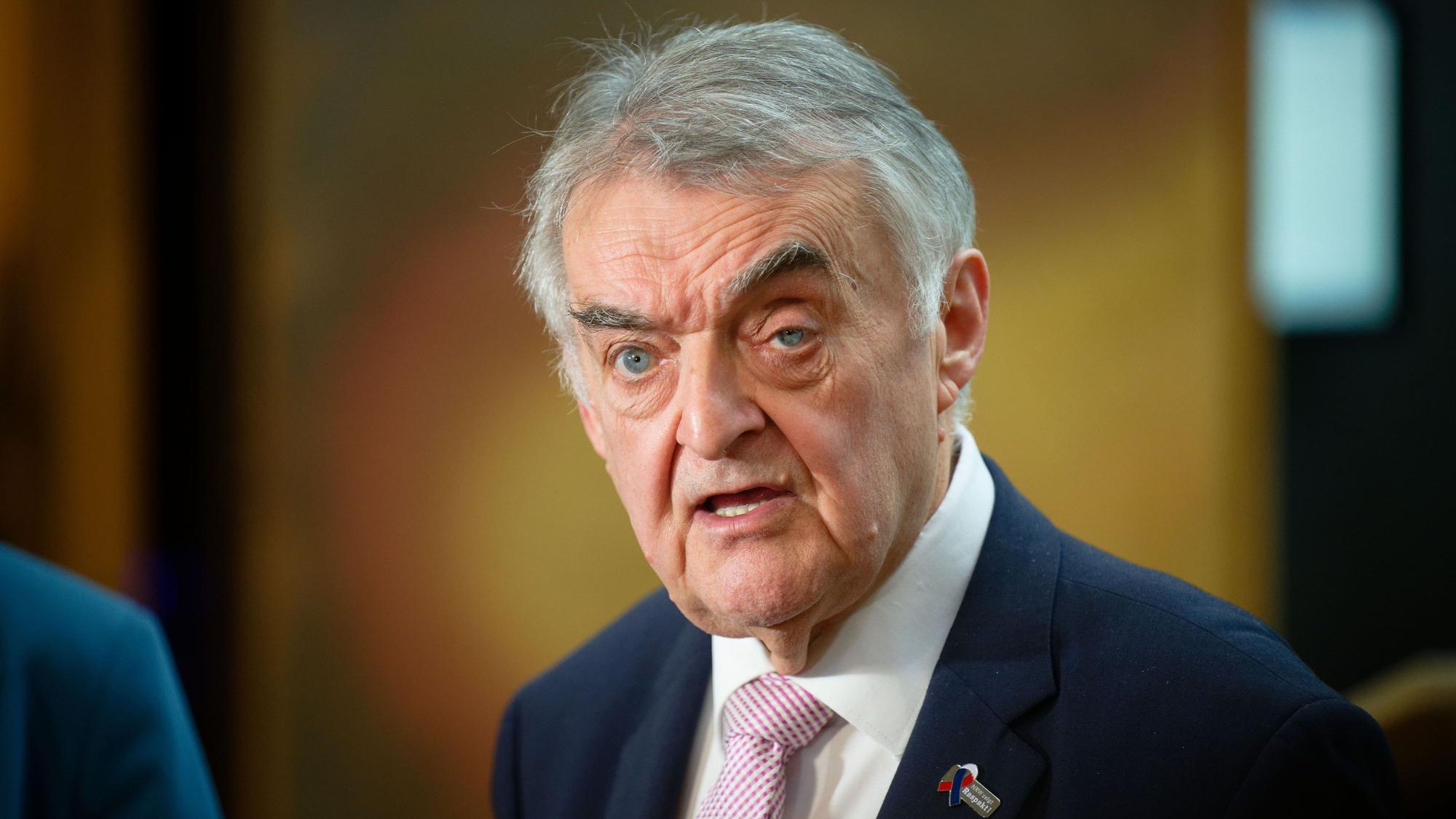 Herbert Reul (CDU), Innenminister von Nordrhein-Westfalen, steht vor der Presse.
