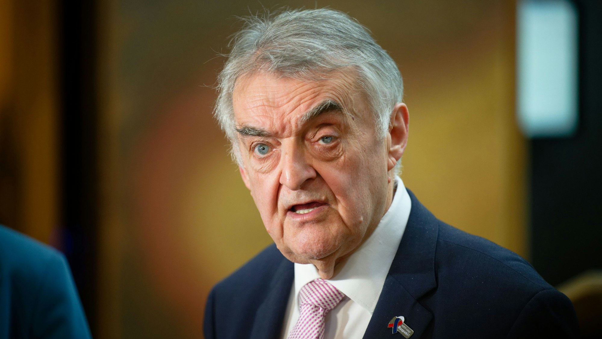 Herbert Reul (CDU), Innenminister von Nordrhein-Westfalen, steht vor der Presse.