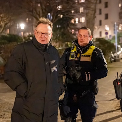 Oberbürgermeister Torsten Burmester begleitete im Januar eine Streife des Kommunalen Ordnungsdiensts auf dem Brüsseler Platz.