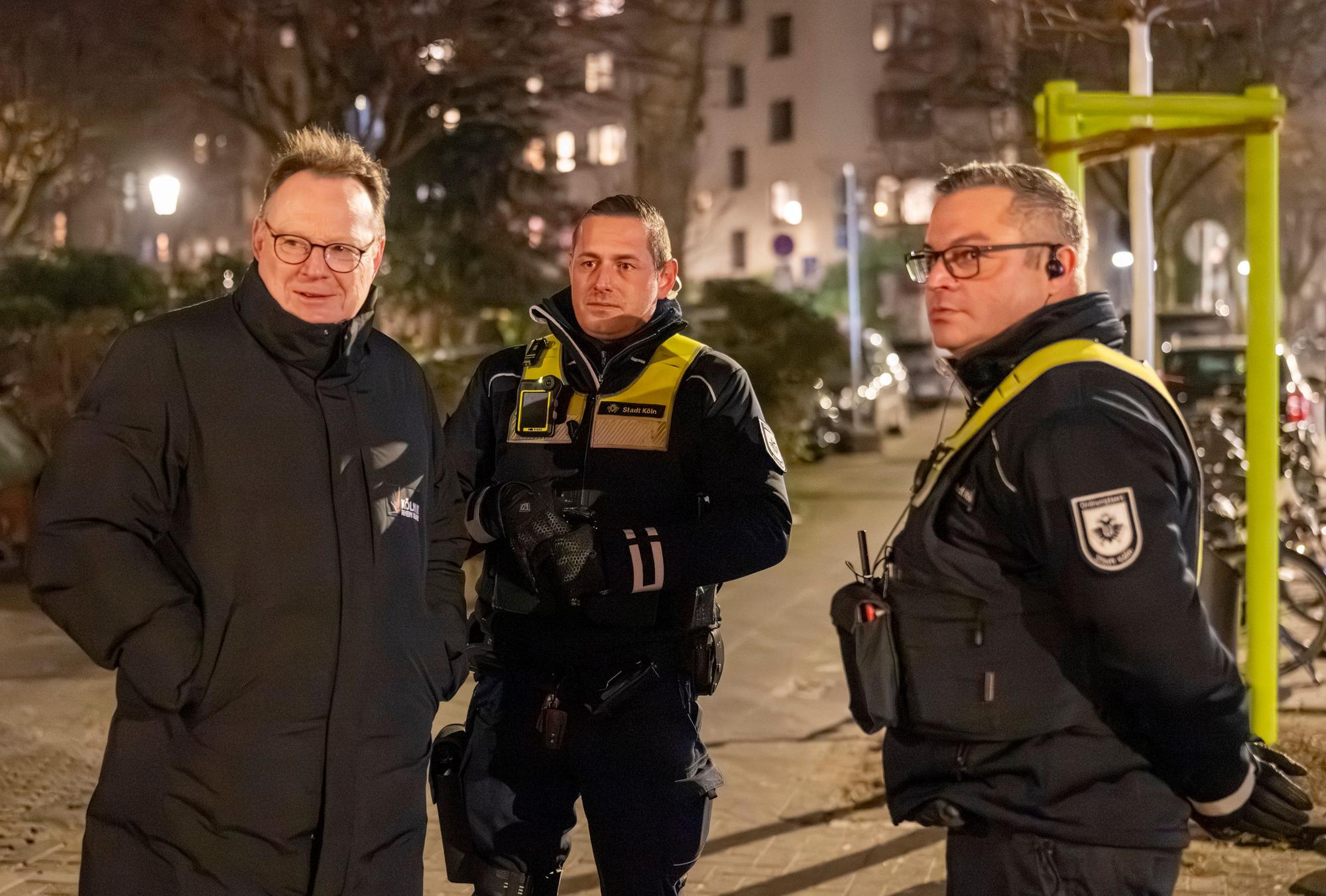 Oberbürgermeister Torsten Burmester begleitete im Januar eine Streife des Kommunalen Ordnungsdiensts auf dem Brüsseler Platz.