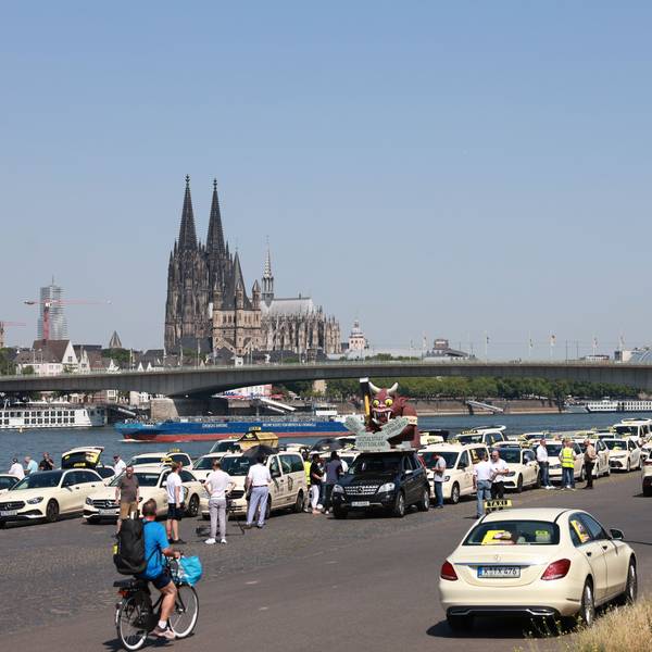 Taxifahrer demonstrierten im Sommer 2025 an der Deutzer Werft gegen digitale Plattformanbieter, wie Uber und Bolt