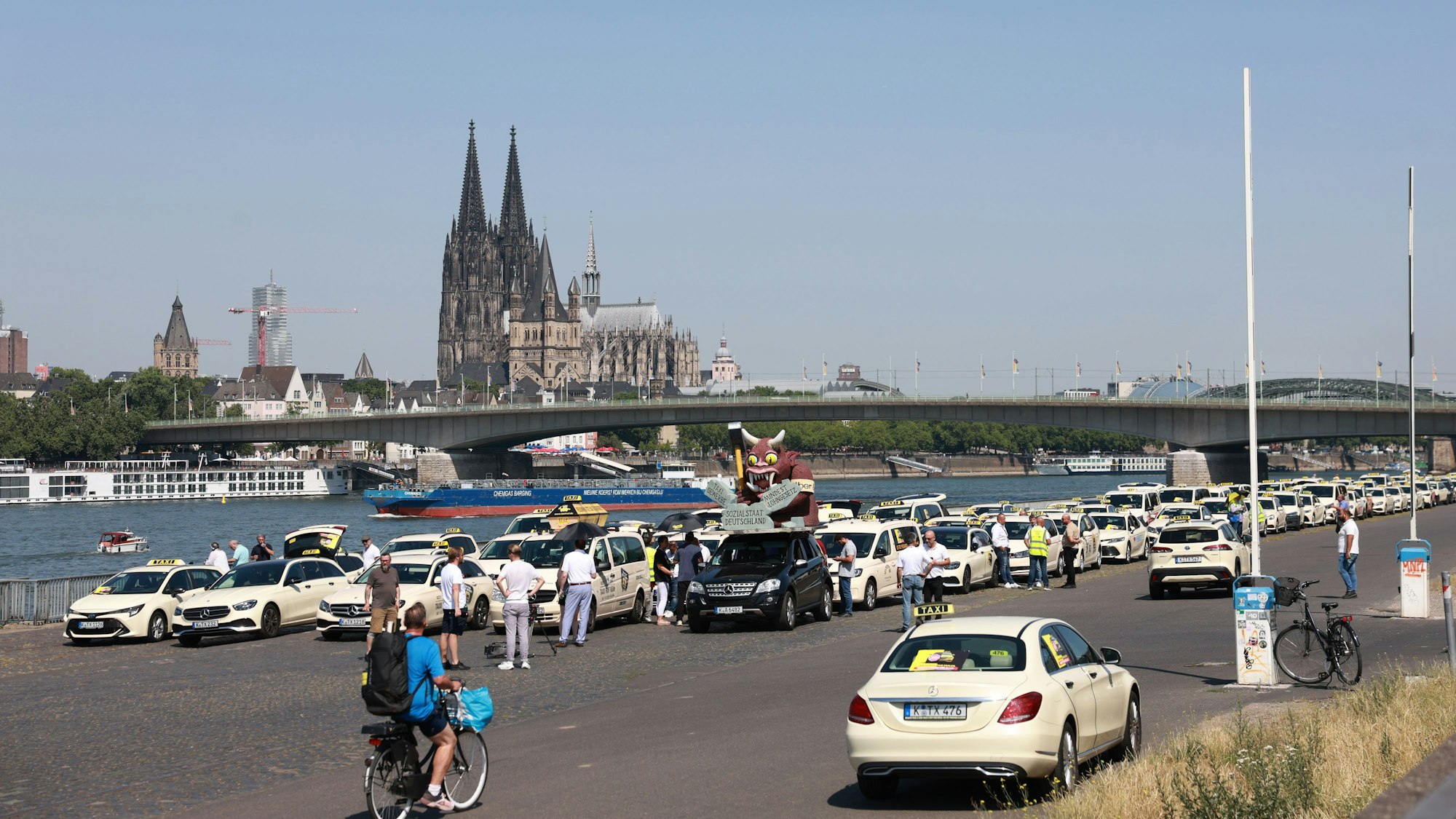 Taxifahrer demonstrierten im Sommer 2025 an der Deutzer Werft gegen digitale Plattformanbieter, wie Uber und Bolt