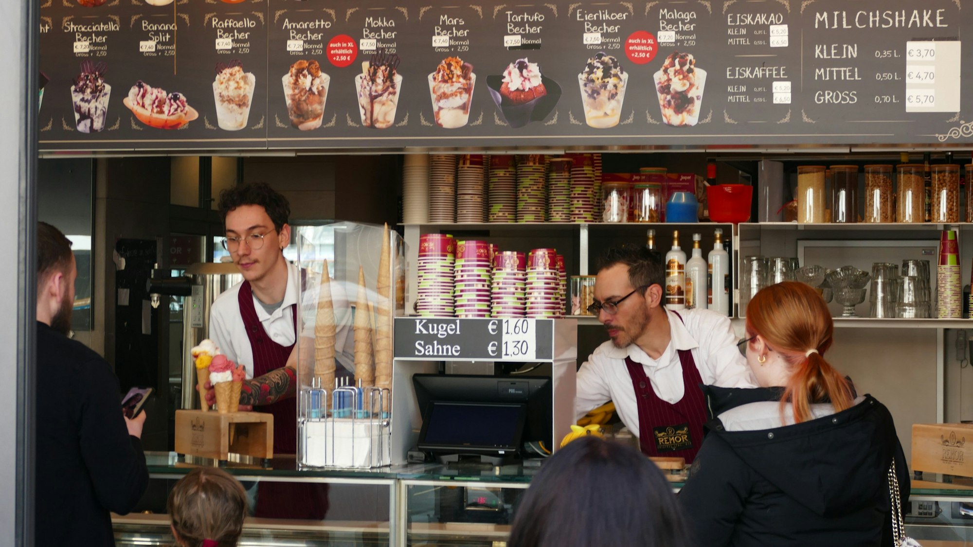 Die Theke des Remor. Kunden warten, um bestellen zu können.