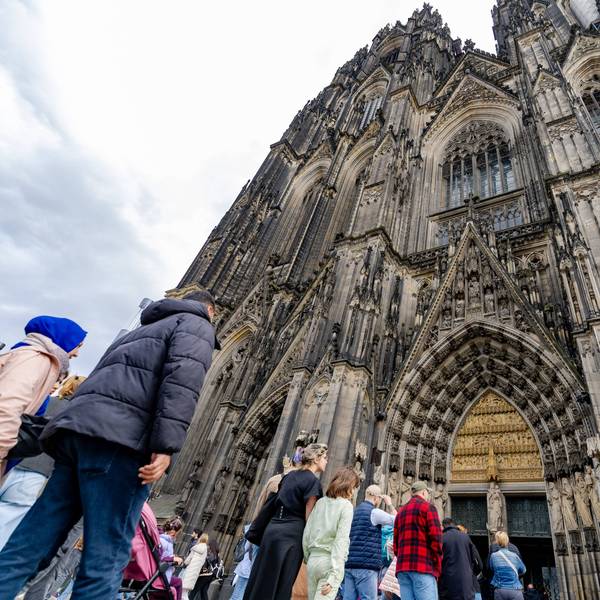 Menschen strömen am Ostermontag in den Dom (Symbolbild). Ab der zweiten Jahreshälfte wird der Eintritt für Touristen Geld kosten. Gottesdienste bleiben hingegen kostenlos zugänglich.