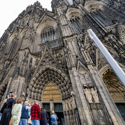 Menschen strömen am Ostermontag in den Dom (Symbolbild). Ab der zweiten Jahreshälfte wird der Eintritt für Touristen Geld kosten. Gottesdienste bleiben hingegen kostenlos zugänglich.