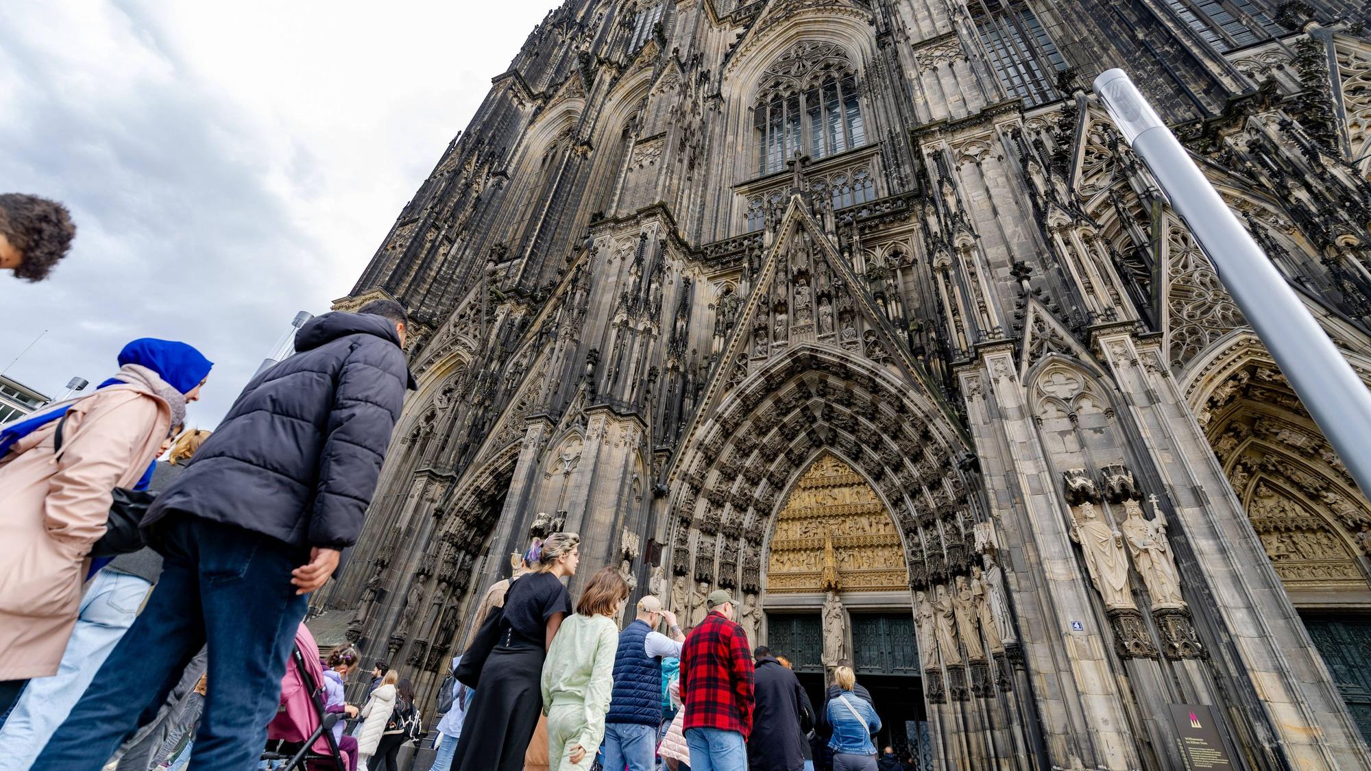 Menschen strömen am Ostermontag in den Dom (Symbolbild). Ab der zweiten Jahreshälfte wird der Eintritt für Touristen Geld kosten. Gottesdienste bleiben hingegen kostenlos zugänglich.