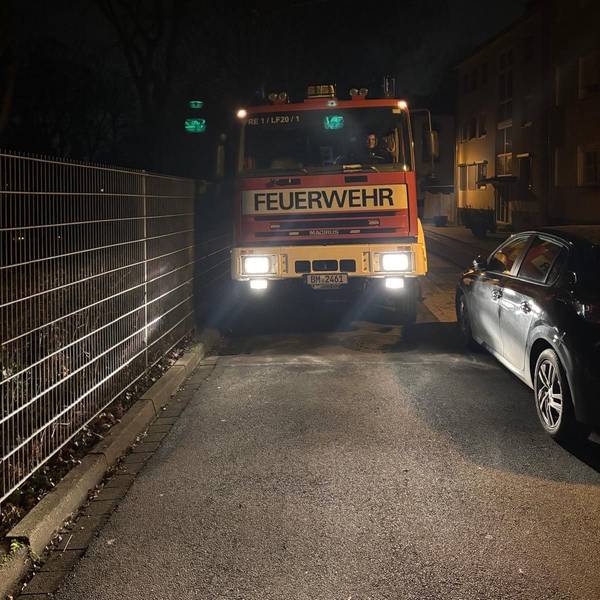 Auf dem Bild ist ein Feuerwehrfahrzeug zu sehen, dass aufgrund eines falsch geparkten Autos nicht weiter fahren kann.
