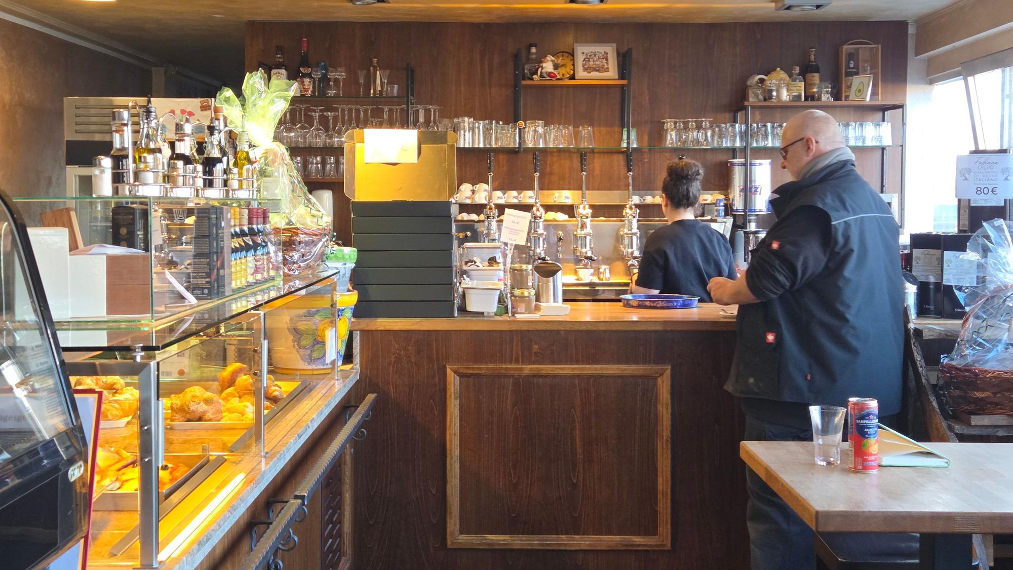 Im Voraum des Backbetriebs befindet sich ein uriges, gemütliches Café. Dahiniter liegt die große Produktionshalle.