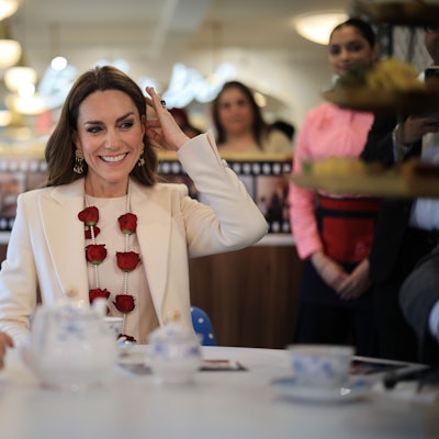 Prinzessin Kate sitzt bei der Aakash Odedra Company während ihres Leicester-Besuchs zur Würdigung der britisch-indischen Community.