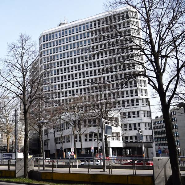 Luxemburger Straße: Links steht das Justizhochhaus, das abgerissen werden soll. Rechts das Interim mit der weißen Fassade.