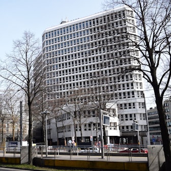 Luxemburger Straße: Links steht das Justizhochhaus, das abgerissen werden soll. Rechts das Interim mit der weißen Fassade.