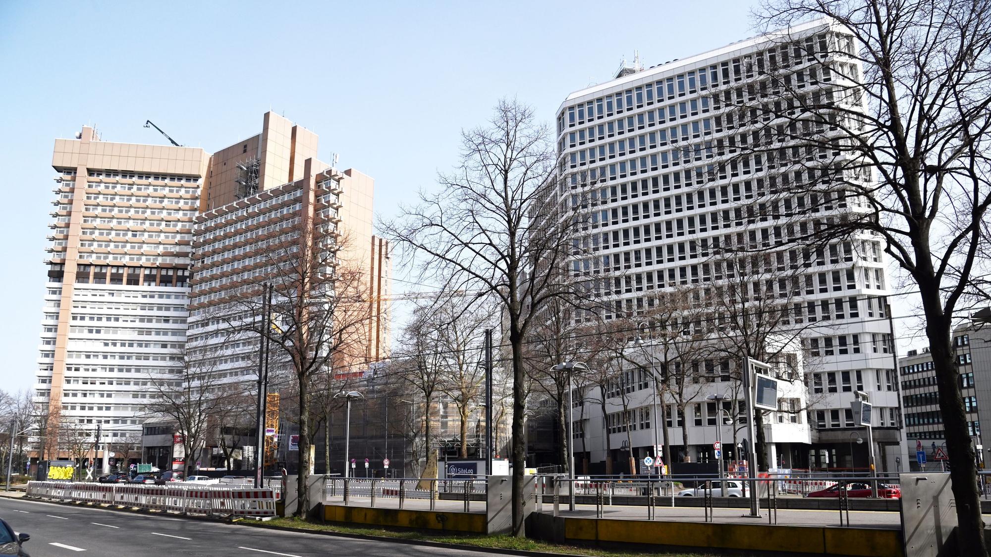 Luxemburger Straße: Links steht das Justizhochhaus, das abgerissen werden soll. Rechts das Interim mit der weißen Fassade.