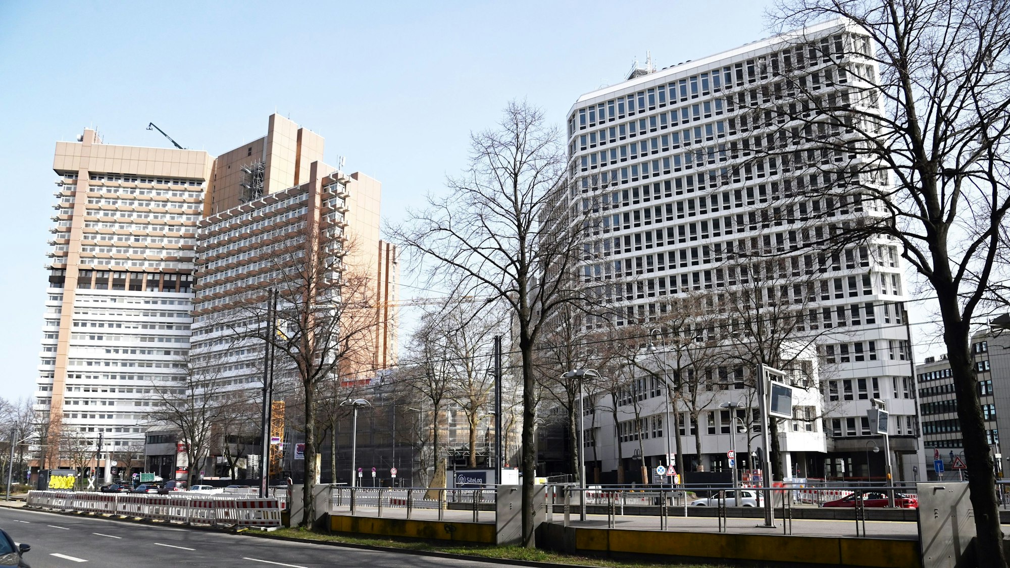 Luxemburger Straße: Links steht das Justizhochhaus, das abgerissen werden soll. Rechts das Interim mit der weißen Fassade.