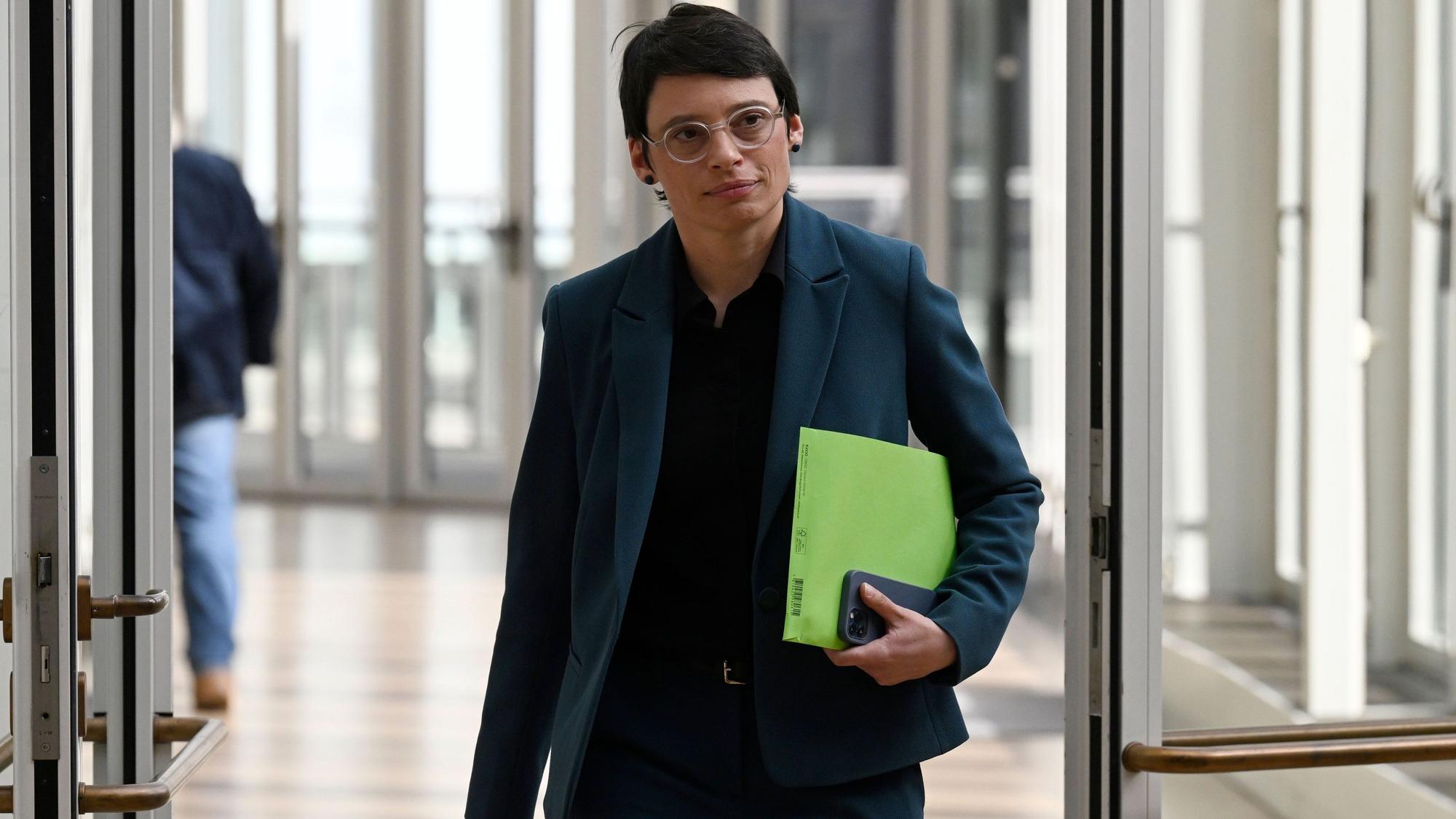 Josefine Paul, Grüne/Bündnis 90, Ex-Fluchtministerin von Nordrhein-Westfalen auf dem Weg zum parlamentarischen Untersuchungsausschuss im Landtag zum Terroranschlag von Solingen, wo sie als Zeugin vernommen wird
