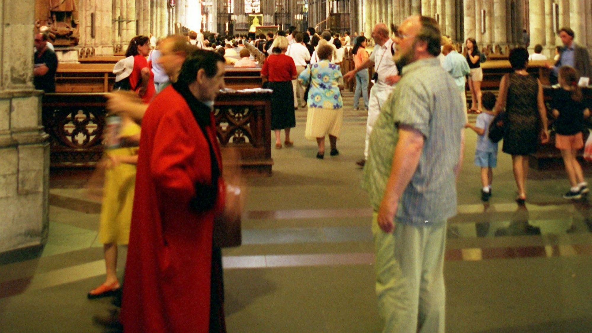 Für Köln-Touristen gehört der Besuch des Doms, hier am Freitag (07.08.1998) , der in diesem sein 750jähriges Bestehen feiert, zum Muß. Mit Empfängen und Gottesdiensten feiern Kirche und Stadt das Jubiläum. dpa (zu Korr. dpa/lnw zum Jubiläum) COLOR +++ dpa-Bildfunk +++
