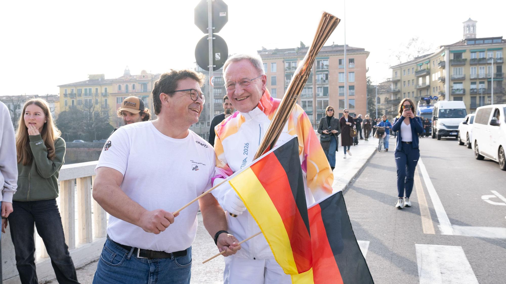 Friedhelm Julius Beucher, Beucher, Ehrenpräsident des Deutschen Behindertensportverbandes (DBS), mit dem Paralympischen Feuer in Verona.