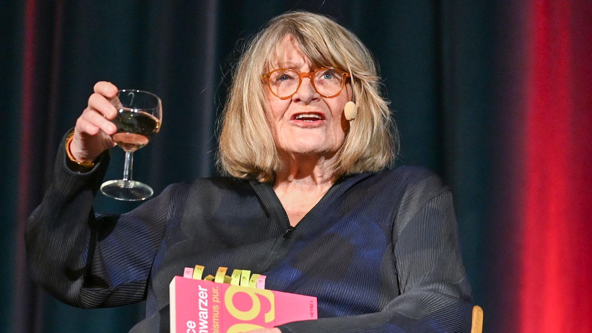 Frauenrechtlerin Alice Schwarzer und ihr Buch „Feminismus pur. 99 Worte“.