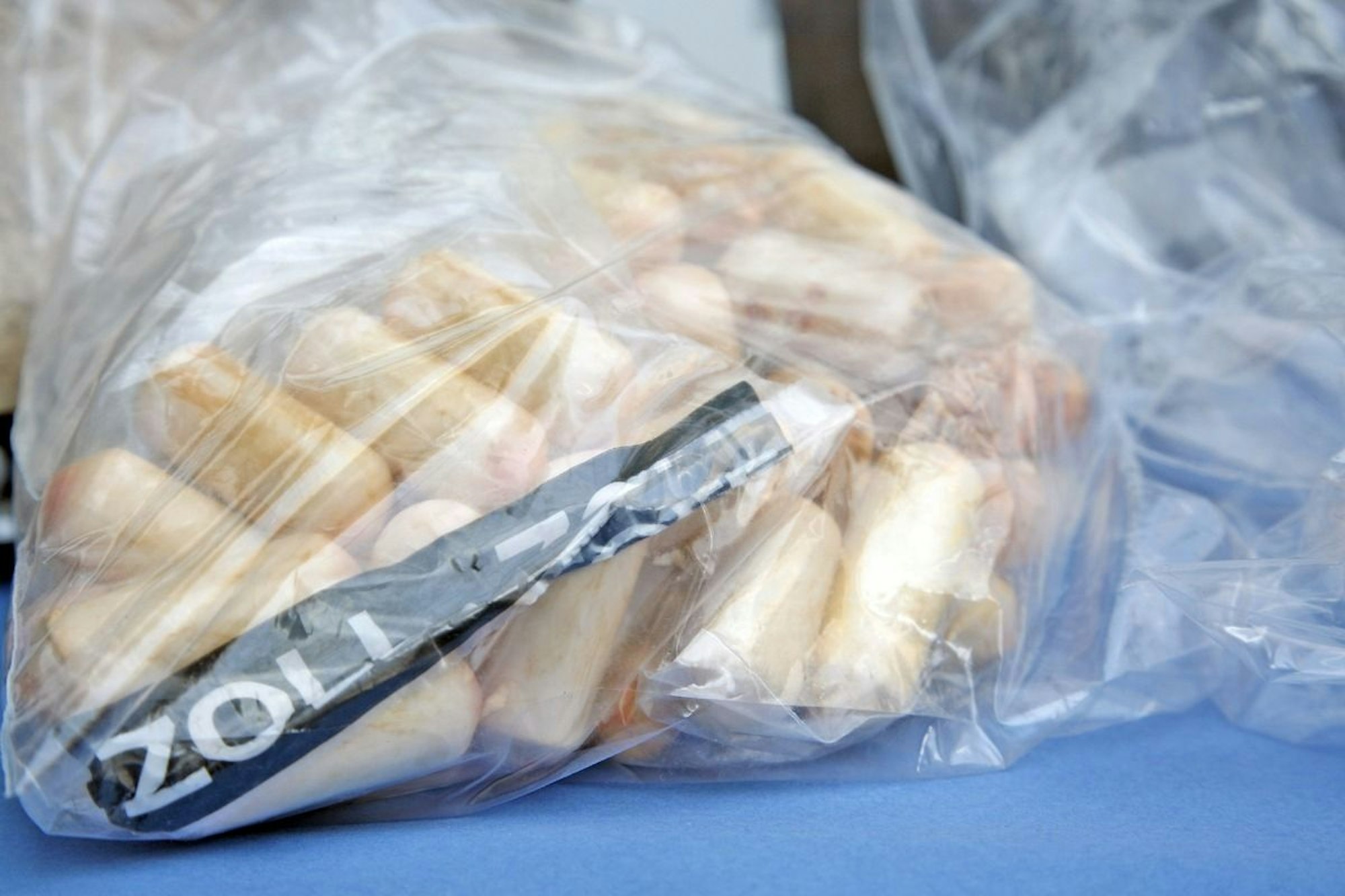 Kölner Zoll stellt Drogen bei Körperschmuggler sicher.