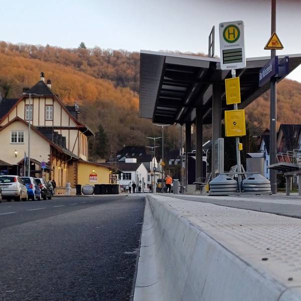 Das Bild zeigt eine Bushaltestelle am Bad Münstereifeler Bahnhof.