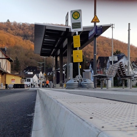 Das Bild zeigt eine Bushaltestelle am Bad Münstereifeler Bahnhof.