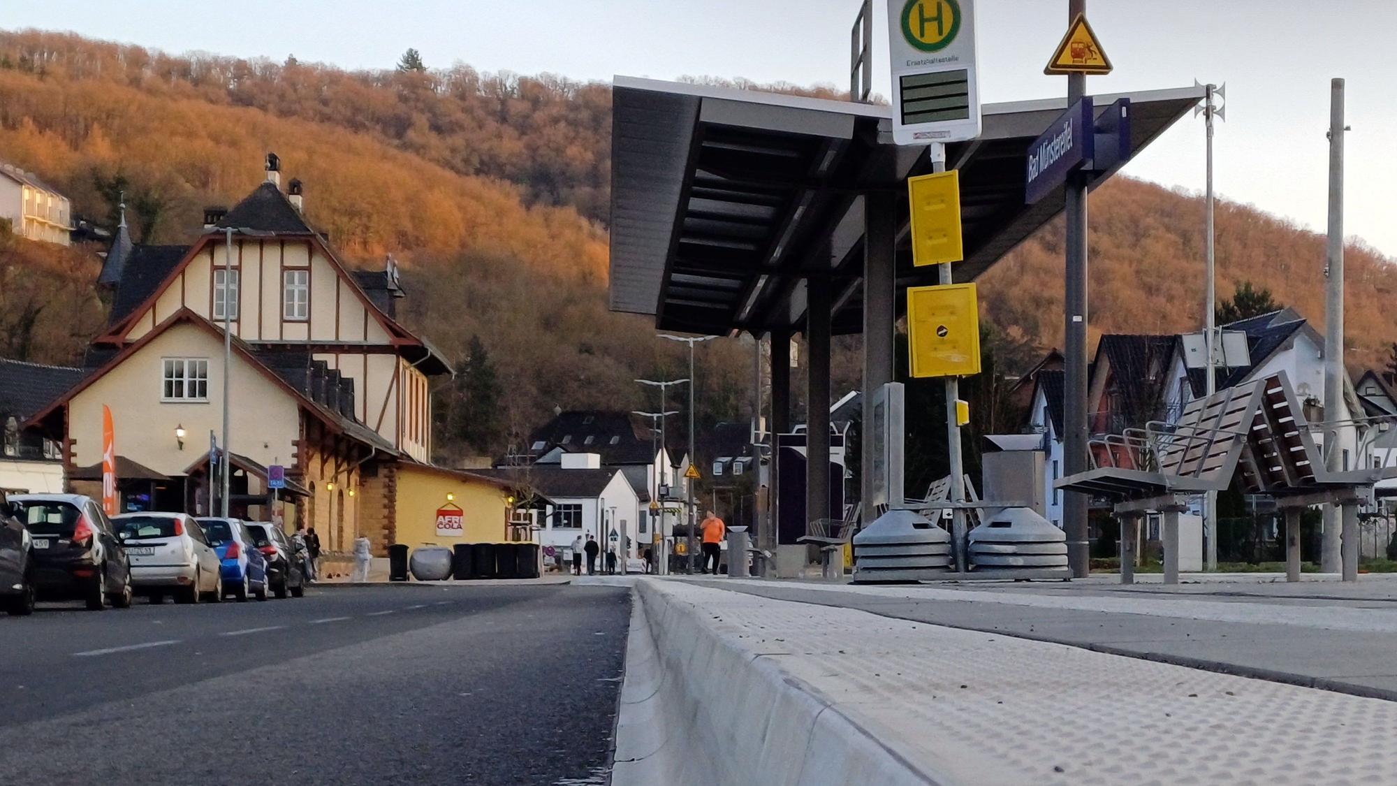 Bushaltestellen am Bad Münstereifeler Bahnhof; im Vordergrund die Haltekante.