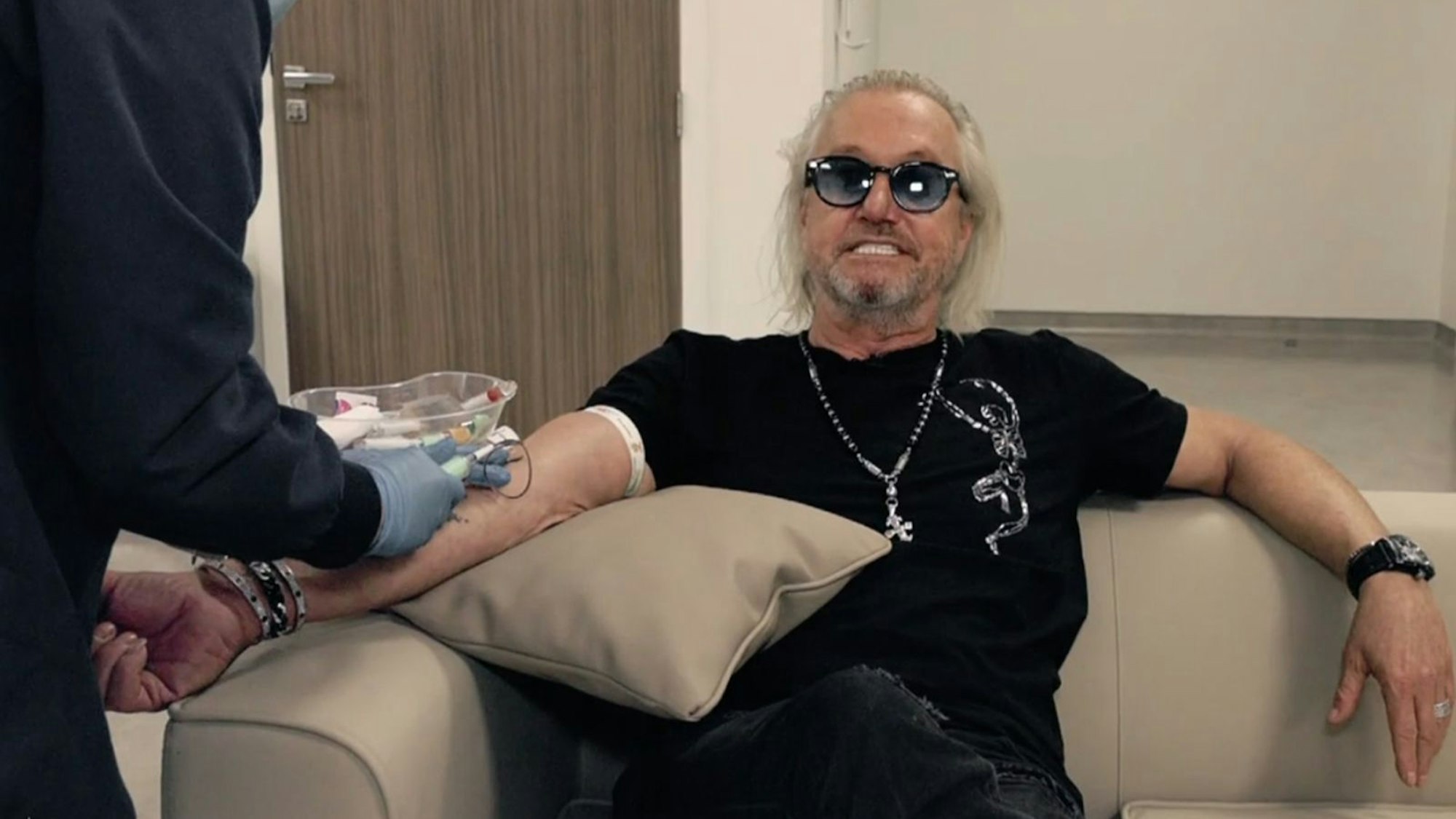 Robert Geiss lässt sich vom Arzt in Dubai durchchecken. (Bild: RTLZWEI)